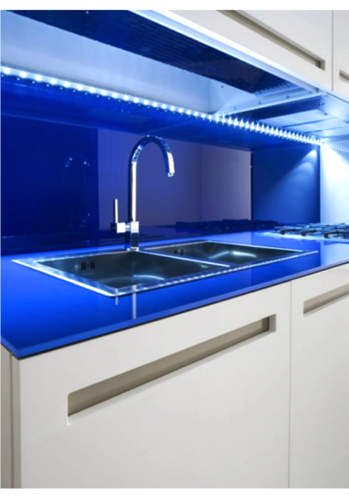 Белая кухня синяя столешница. Подсветка для кухни. Подсветка кухонного гарнитура светодиодной лентой. Подсветка фартука на кухне. Кухня с неоновой подсветкой.
